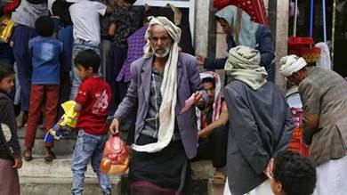 ​اليمنيون يدفعون ثمن انهيار العملة..أجور زهيدة لا تقوى على الغلاء